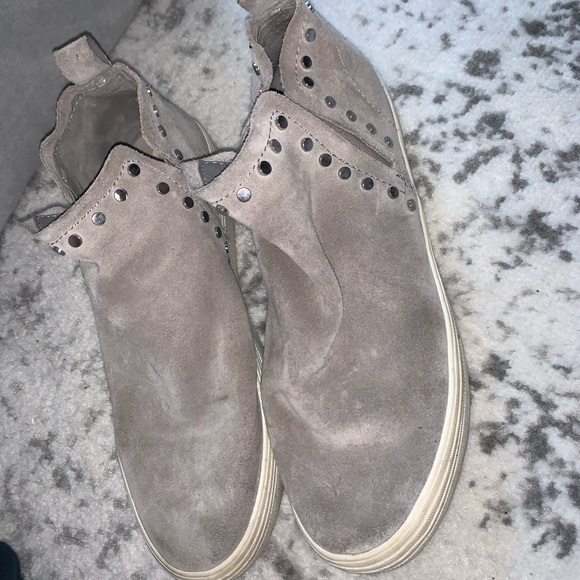 Dolce Vita Sneakers - Picture 3 of 5